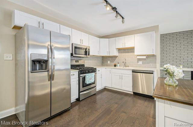 Builiding view five for 720 Hamlet, Auburn Hills, MI. 48326