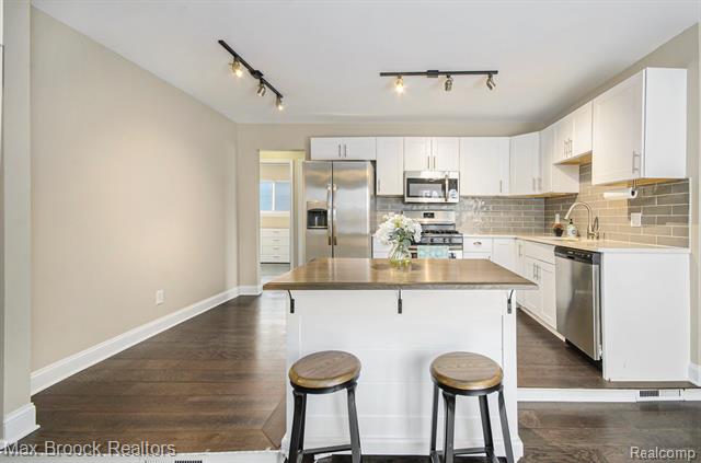 Builiding view four for 720 Hamlet, Auburn Hills, MI. 48326