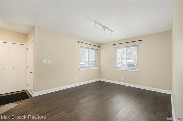 Builiding view one for 720 Hamlet, Auburn Hills, MI. 48326