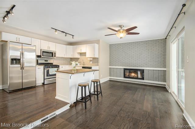 Builiding view seven for 720 Hamlet, Auburn Hills, MI. 48326