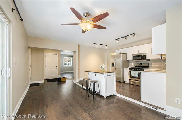 Builiding view six for 720 Hamlet, Auburn Hills, MI. 48326