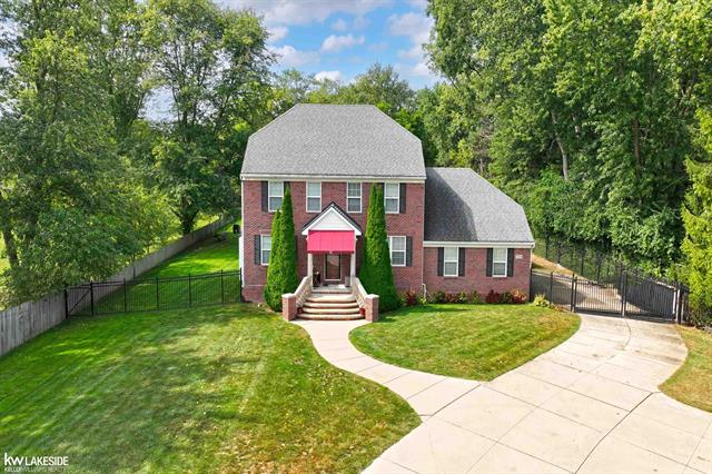 front view for 2770 Hickory Lawn Rd, Rochester, Mi. 48307