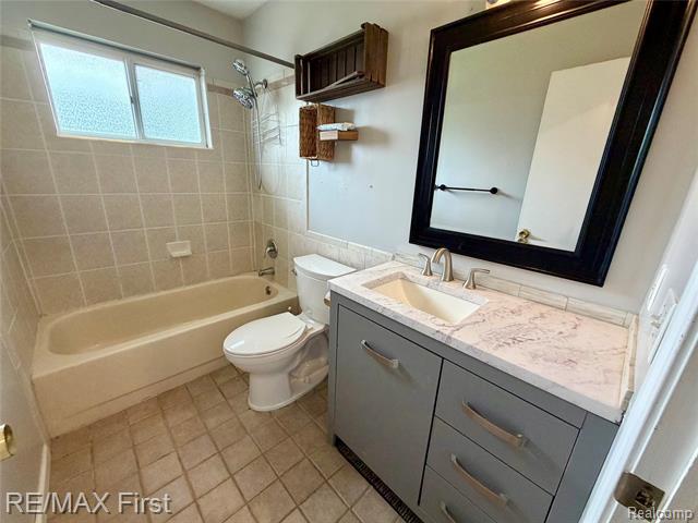 Builiding view ten for 2830 Hessel, Rochester, MI. 48307