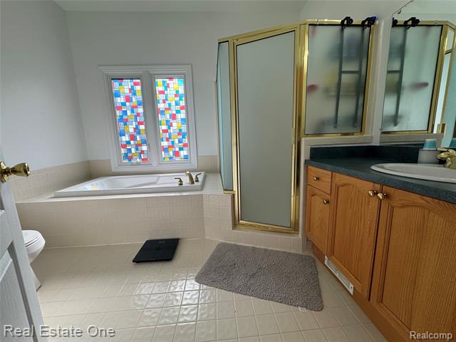 Builiding view fifteen for 1668 S Shore, Rochester, MI. 48307