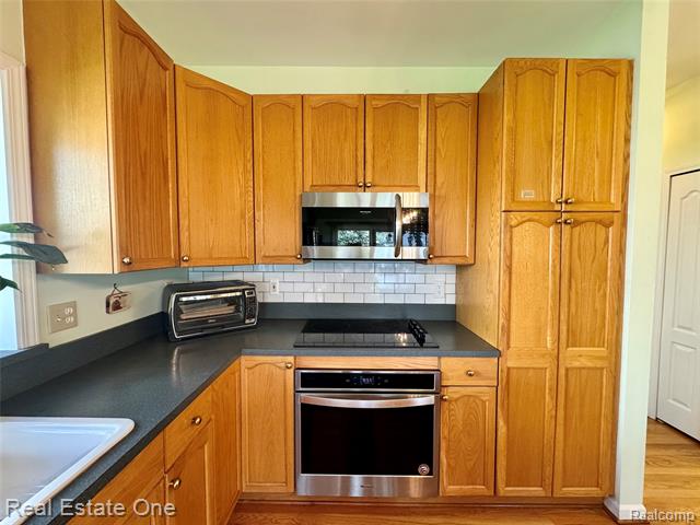 Builiding view nine for 1668 S Shore, Rochester, MI. 48307