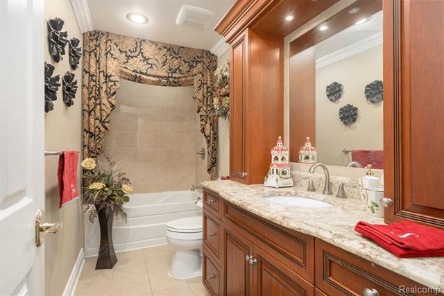 Builiding view eighteen for 2238 Flanders, Rochester, MI. 48307