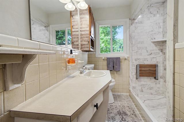 Builiding view fifteen for 9135 Frederick, Livonia, MI. 48150