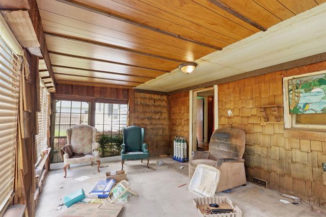Builiding view eighteen for 212 Woodland, Jackson, MI. 49203