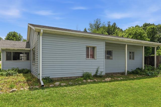 Builiding view nineteen for 212 Woodland, Jackson, MI. 49203