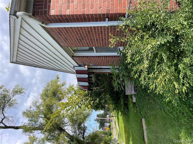Builiding view forty five for 19374 Charest, Detroit, MI. 48234
