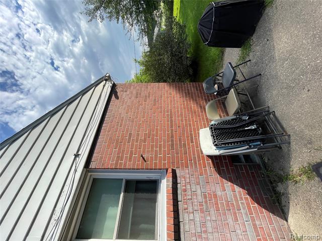 Builiding view twenty nine for 19374 Charest, Detroit, MI. 48234