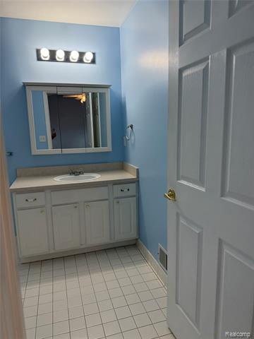 Builiding view twenty eight for 3721 Knightbridge, Sterling Heights, MI. 48314