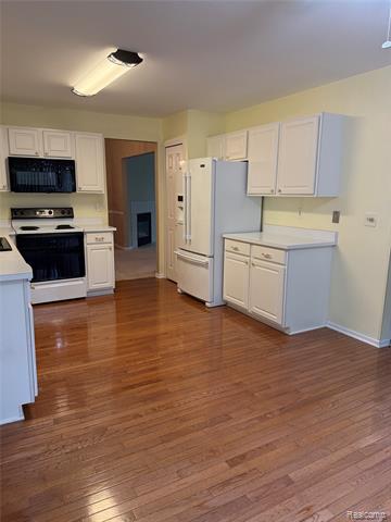 Builiding view twenty one for 3721 Knightbridge, Sterling Heights, MI. 48314