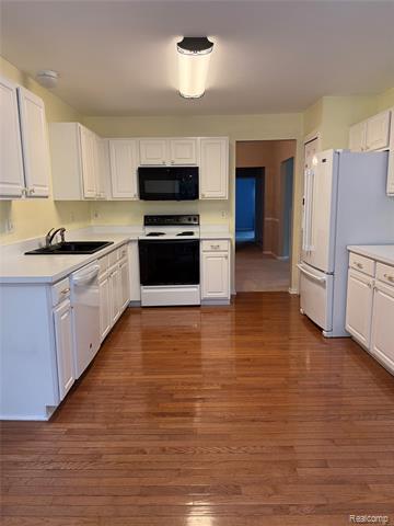 Builiding view twenty for 3721 Knightbridge, Sterling Heights, MI. 48314