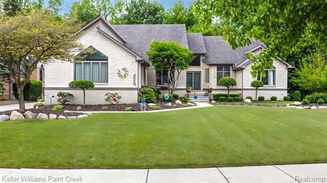 Builiding view two for 43737 Saint Julian, Sterling Heights, MI. 48314