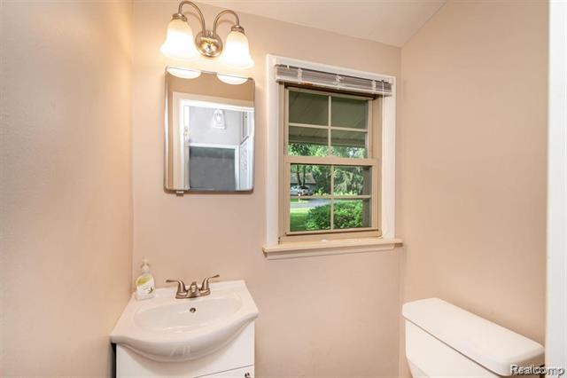Builiding view seventeen for 1239 Ashover, Bloomfield Hills, MI. 48304