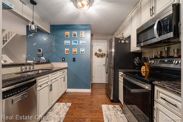 Builiding view six for 1503 S Hill, Bloomfield Hills, MI. 48304