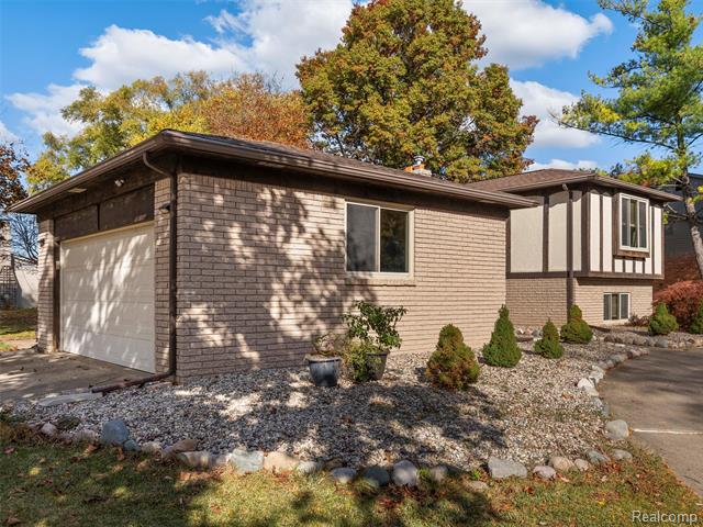 Builiding view five for 1939 Chancery, Troy, MI. 48085