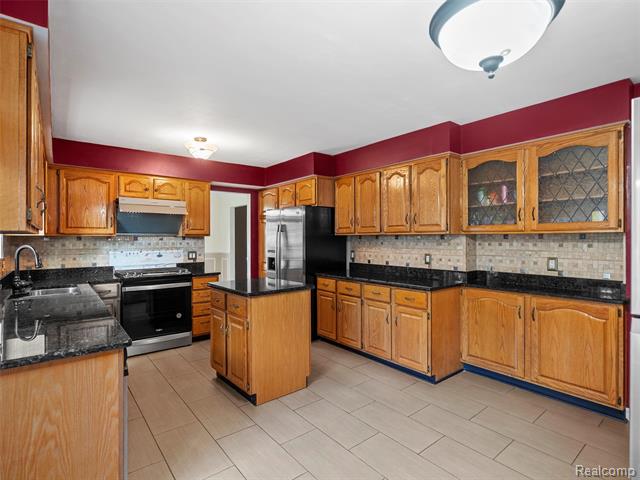 Builiding view twenty for 1939 Chancery, Troy, MI. 48085