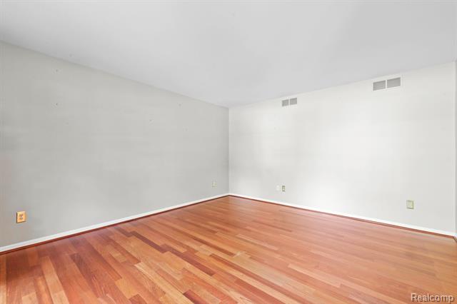 Builiding view five for 871 Spartan, Rochester, MI. 48309