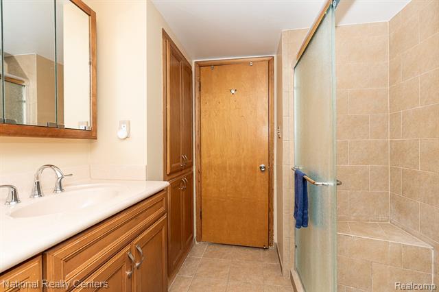 Builiding view eighteen for 837 Dakota, Rochester, MI. 48307