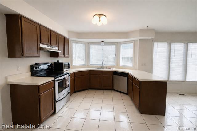 Builiding view seven for 854 River Bend, Rochester, MI. 48307