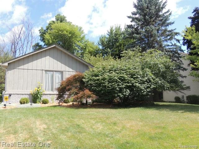 front view for 976 Ravine Terrace Dr, Rochester, Mi. 48307