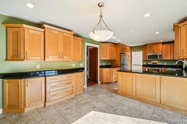 Builiding view nineteen for 2142 Kennedy, Rochester, MI. 48309