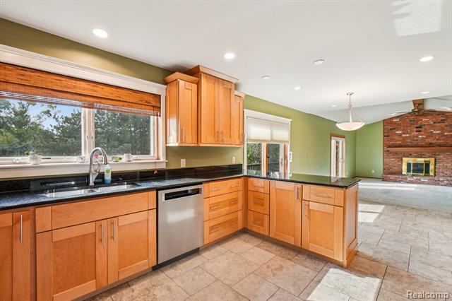 Builiding view sixteen for 2142 Kennedy, Rochester, MI. 48309