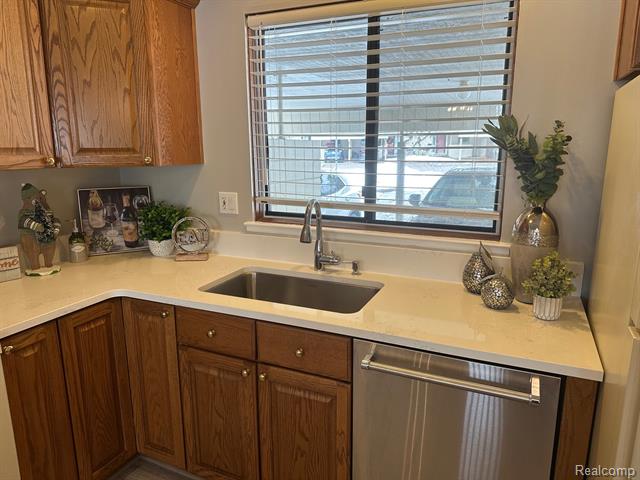 Builiding view eight for 1543 Charter Oak, Rochester, MI. 48309