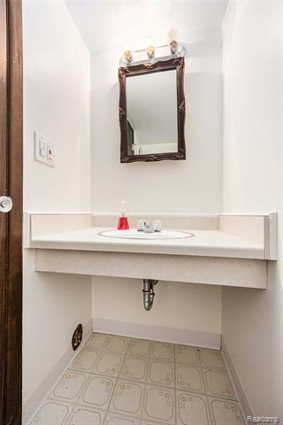 Builiding view eighteen for 1543 Charter Oak, Rochester, MI. 48309