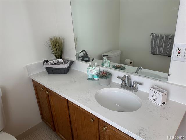 Builiding view fifteen for 1543 Charter Oak, Rochester, MI. 48309