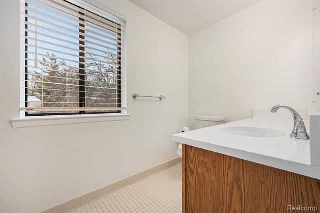 Builiding view fourteen for 1543 Charter Oak, Rochester, MI. 48309