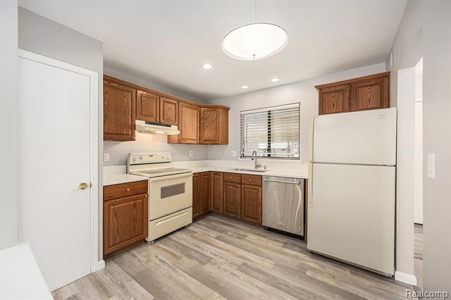 Builiding view seven for 1543 Charter Oak, Rochester, MI. 48309