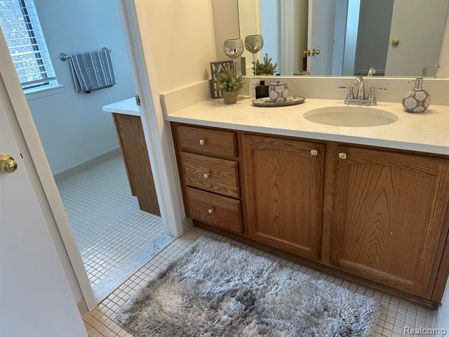 Builiding view sixteen for 1543 Charter Oak, Rochester, MI. 48309