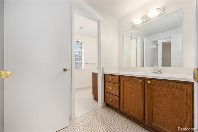 Builiding view thirteen for 1543 Charter Oak, Rochester, MI. 48309