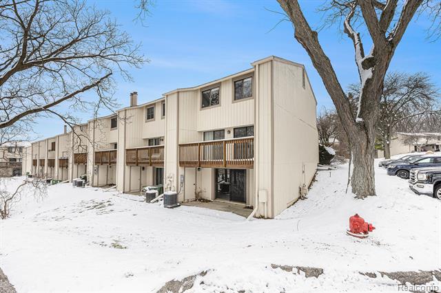 Builiding view twenty one for 1543 Charter Oak, Rochester, MI. 48309