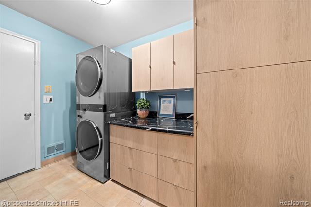 Builiding view eighteen for 123 Longford, Rochester, MI. 48309