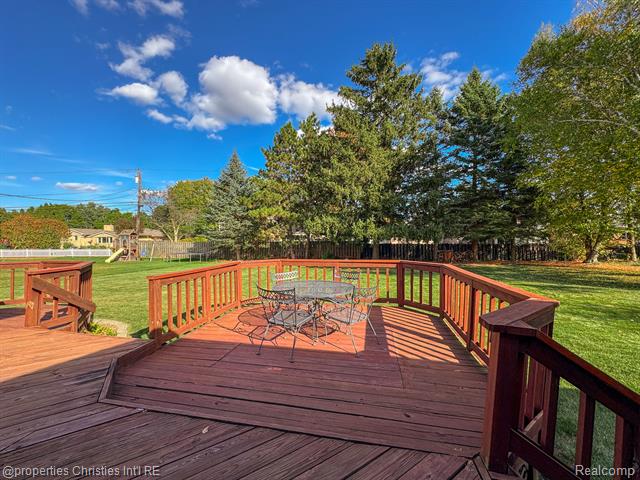 Builiding view thirty four for 123 Longford, Rochester, MI. 48309