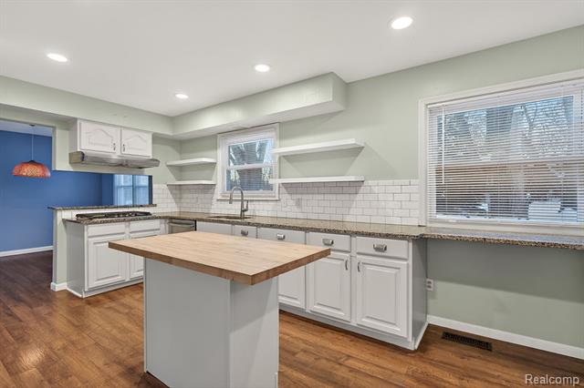 Builiding view ten for 126 Orchardale, Rochester, MI. 48309