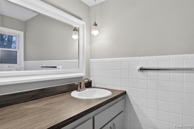 Builiding view twenty for 126 Orchardale, Rochester, MI. 48309