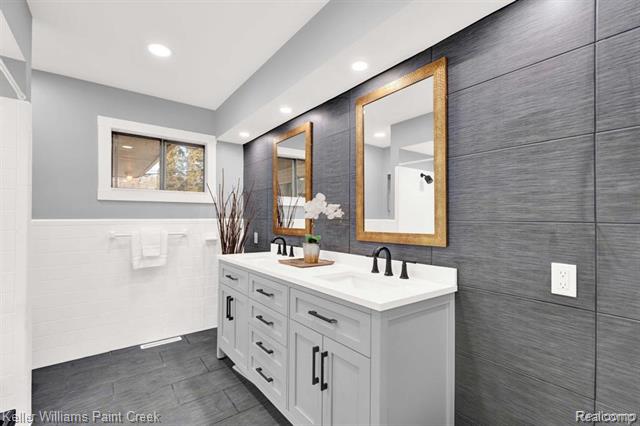 Builiding view fifteen for 2330 Walton, Rochester, MI. 48309