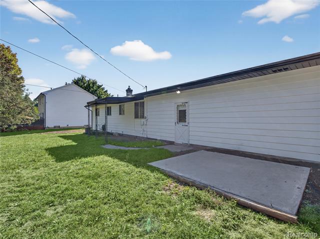 Builiding view thirty three for 2070 Walton, Rochester, MI. 48309