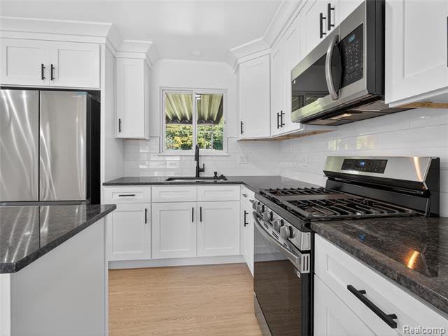 Builiding view thirty two for 2070 Walton, Rochester, MI. 48309