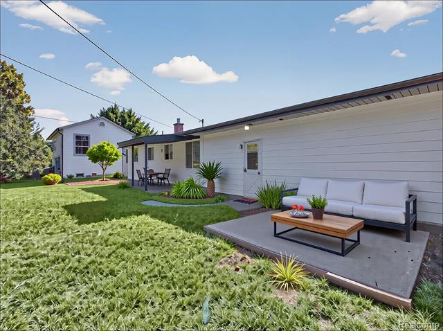 Builiding view twenty nine for 2070 Walton, Rochester, MI. 48309