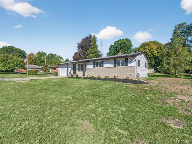 Builiding view twenty one for 2070 Walton, Rochester, MI. 48309