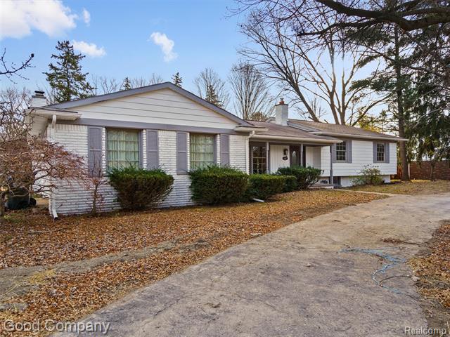 front view for 32 Shagbark Dr, Rochester, Mi. 48309