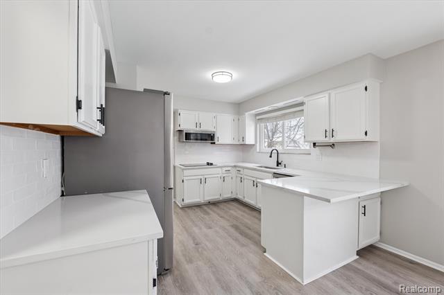 Builiding view fifteen for 2728 Winter Park, Rochester, MI. 48309