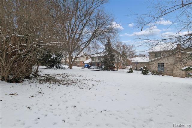 Builiding view fifty eight for 2728 Winter Park, Rochester, MI. 48309