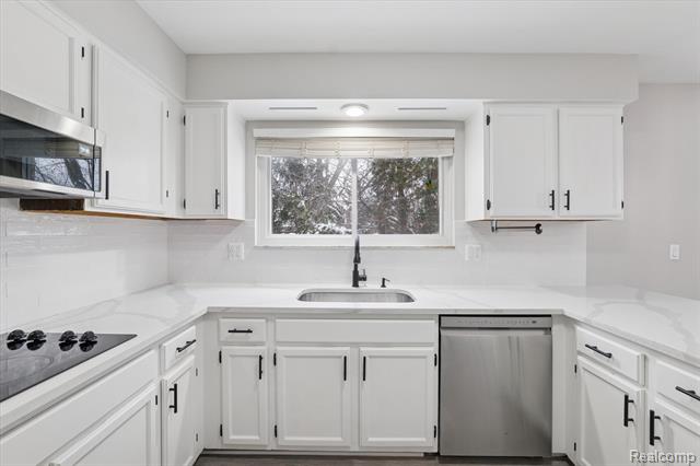 Builiding view seventeen for 2728 Winter Park, Rochester, MI. 48309